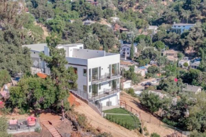 Luxury retreat in the hills with rooftop & hot tub